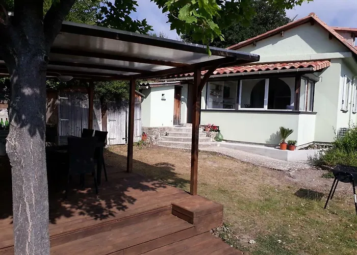 Maison mitoyenne 68m², 2 pièces + véranda, jardin 100m² avec pergola, vue mer